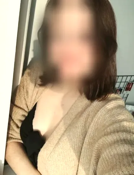 Bouchra, 30